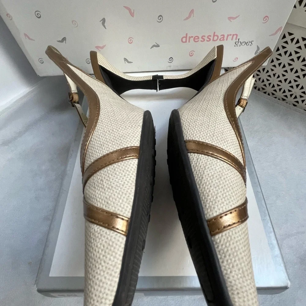 Beige shoes accented with gold trim Like new wore them once size 6.5 - Picture 2 of 3